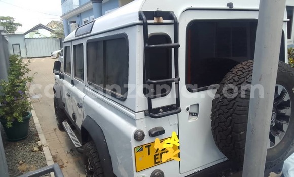 Nunua Ilio tumika Land Rover Defender Nyeupe Gari ndani ya Dar es Salaam nchini Dar es Salaam Nunua Ilio tumika Land Rover Defender Nyeupe Gari ndani ya Dar es Salaam nchini Dar es Salaam