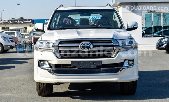 Nunua Imported Toyota Land Cruiser Nyeupe Gari ndani ya Import - Dubai nchini Arusha Nunua Imported Toyota Land Cruiser Nyeupe Gari ndani ya Import - Dubai nchini Arusha