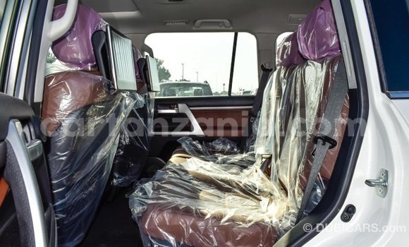Nunua Imported Toyota Land Cruiser Nyeupe Gari ndani ya Import - Dubai nchini Arusha Nunua Imported Toyota Land Cruiser Nyeupe Gari ndani ya Import - Dubai nchini Arusha