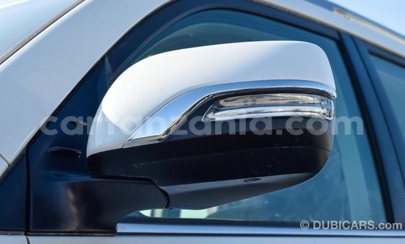 Nunua Imported Toyota Land Cruiser Nyeupe Gari ndani ya Import - Dubai nchini Arusha Nunua Imported Toyota Land Cruiser Nyeupe Gari ndani ya Import - Dubai nchini Arusha