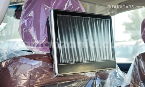 Nunua Imported Toyota Land Cruiser Nyeupe Gari ndani ya Import - Dubai nchini Arusha Nunua Imported Toyota Land Cruiser Nyeupe Gari ndani ya Import - Dubai nchini Arusha