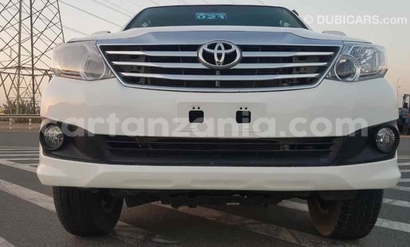 Nunua Imported Toyota Fortuner Nyeupe Gari ndani ya Import - Dubai nchini Arusha Nunua Imported Toyota Fortuner Nyeupe Gari ndani ya Import - Dubai nchini Arusha