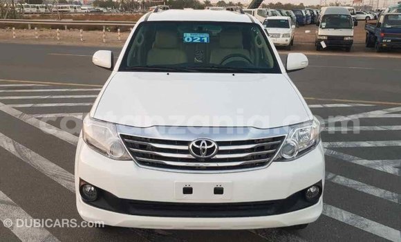 Nunua Imported Toyota Fortuner Nyeupe Gari ndani ya Import - Dubai nchini Arusha Nunua Imported Toyota Fortuner Nyeupe Gari ndani ya Import - Dubai nchini Arusha
