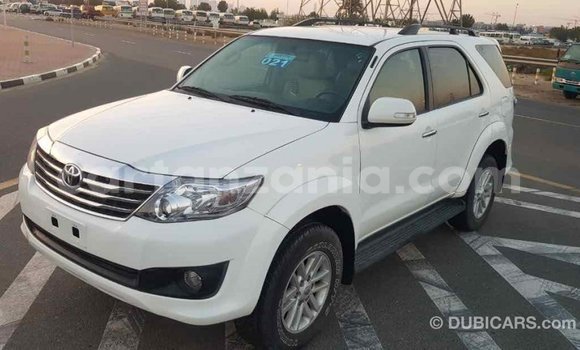 Nunua Imported Toyota Fortuner Nyeupe Gari ndani ya Import - Dubai nchini Arusha Nunua Imported Toyota Fortuner Nyeupe Gari ndani ya Import - Dubai nchini Arusha