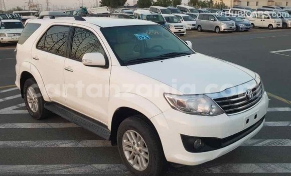 Nunua Imported Toyota Fortuner Nyeupe Gari ndani ya Import - Dubai nchini Arusha Nunua Imported Toyota Fortuner Nyeupe Gari ndani ya Import - Dubai nchini Arusha