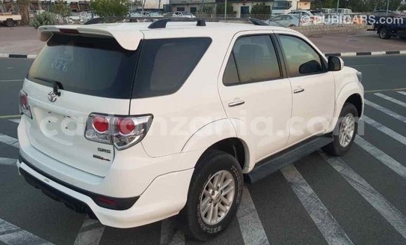 Nunua Imported Toyota Fortuner Nyeupe Gari ndani ya Import - Dubai nchini Arusha Nunua Imported Toyota Fortuner Nyeupe Gari ndani ya Import - Dubai nchini Arusha