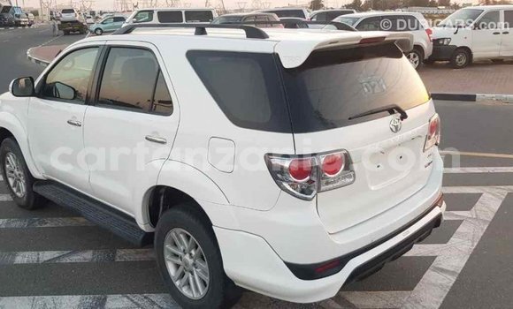 Nunua Imported Toyota Fortuner Nyeupe Gari ndani ya Import - Dubai nchini Arusha Nunua Imported Toyota Fortuner Nyeupe Gari ndani ya Import - Dubai nchini Arusha
