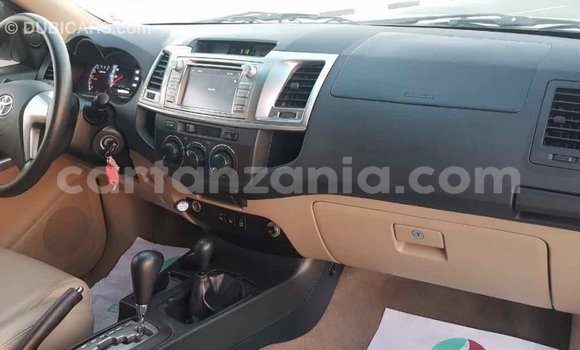 Nunua Imported Toyota Fortuner Nyeupe Gari ndani ya Import - Dubai nchini Arusha Nunua Imported Toyota Fortuner Nyeupe Gari ndani ya Import - Dubai nchini Arusha