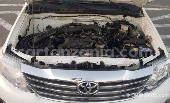 Nunua Imported Toyota Fortuner Nyeupe Gari ndani ya Import - Dubai nchini Arusha Nunua Imported Toyota Fortuner Nyeupe Gari ndani ya Import - Dubai nchini Arusha