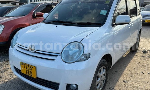 Buy Used Toyota Sienta White Car in Dar es Salaam in Dar es Salaam