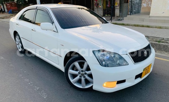 Buy Used Toyota Crown White Car in Dar es Salaam in Dar es Salaam Buy Used Toyota Crown White Car in Dar es Salaam in Dar es Salaam