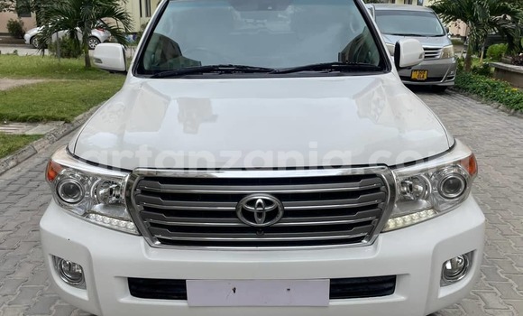 Nunua Ilio tumika Toyota Land Cruiser Nyeupe Gari ndani ya Dar es Salaam nchini Dar es Salaam