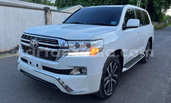 Nunua Imported Toyota Land Cruiser Nyeupe Gari ndani ya Dar es Salaam nchini Dar es Salaam