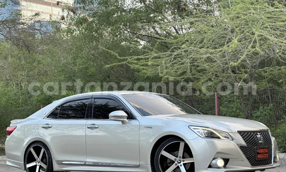 Buy Used Toyota Crown White Car in Dar es Salaam in Dar es Salaam Buy Used Toyota Crown White Car in Dar es Salaam in Dar es Salaam