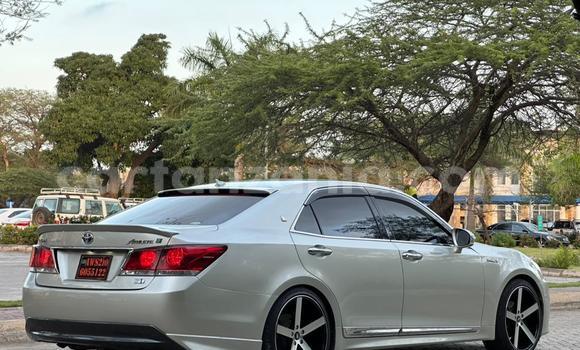Buy Used Toyota Crown White Car in Dar es Salaam in Dar es Salaam Buy Used Toyota Crown White Car in Dar es Salaam in Dar es Salaam