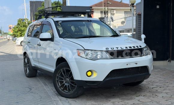 Nunua Imported Mitsubishi Outlander Nyeupe Gari ndani ya Dar es Salaam nchini Dar es Salaam