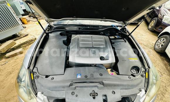 Nunua Imported Toyota Crown Fedha Gari ndani ya Dar es Salaam nchini Dar es Salaam