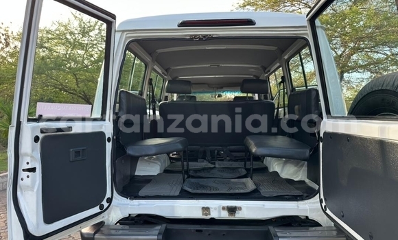 Nunua Ilio tumika Toyota Land Cruiser Nyeupe Gari ndani ya Dar es Salaam nchini Dar es Salaam Nunua Ilio tumika Toyota Land Cruiser Nyeupe Gari ndani ya Dar es Salaam nchini Dar es Salaam