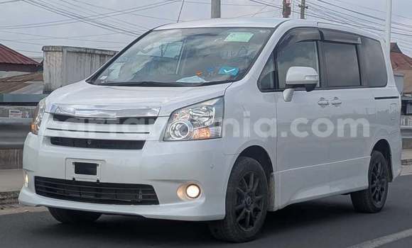 Buy Used Toyota Noah White Car in Dar es Salaam in Dar es Salaam Buy Used Toyota Noah White Car in Dar es Salaam in Dar es Salaam