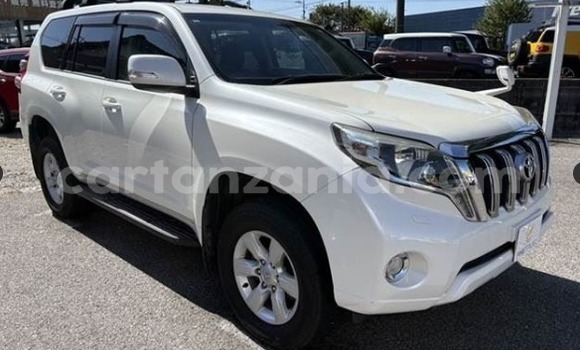 Nunua Imported Toyota Land Cruiser Prado Nyeupe Gari ndani ya Dar es Salaam nchini Dar es Salaam