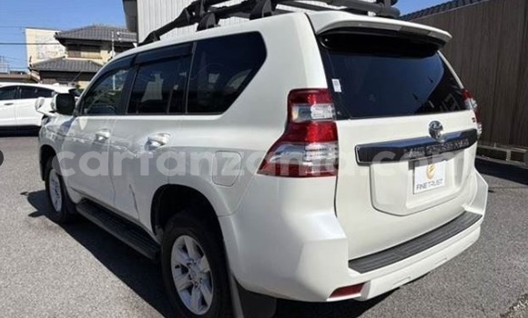 Nunua Imported Toyota Land Cruiser Prado Nyeupe Gari ndani ya Dar es Salaam nchini Dar es Salaam Nunua Imported Toyota Land Cruiser Prado Nyeupe Gari ndani ya Dar es Salaam nchini Dar es Salaam