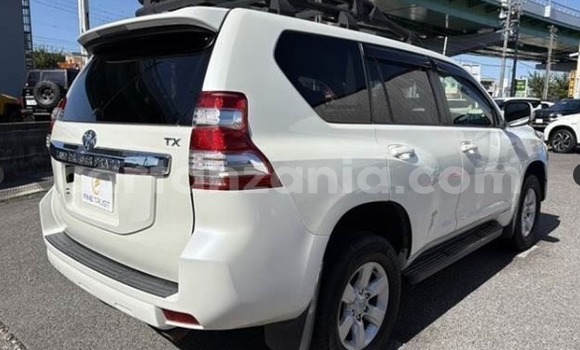 Nunua Imported Toyota Land Cruiser Prado Nyeupe Gari ndani ya Dar es Salaam nchini Dar es Salaam Nunua Imported Toyota Land Cruiser Prado Nyeupe Gari ndani ya Dar es Salaam nchini Dar es Salaam