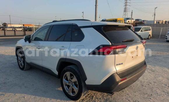 Nunua Imported Toyota RAV4 Nyeupe Gari ndani ya Dar es Salaam nchini Dar es Salaam Nunua Imported Toyota RAV4 Nyeupe Gari ndani ya Dar es Salaam nchini Dar es Salaam