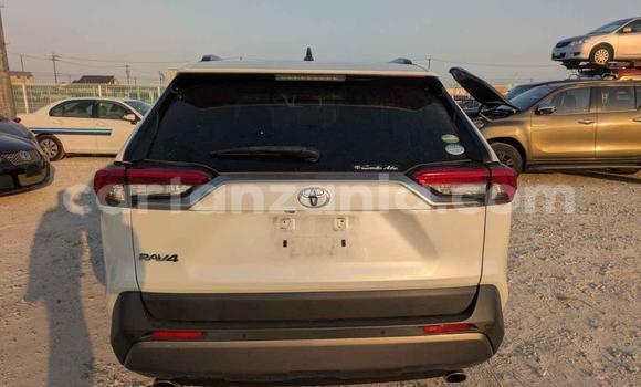 Nunua Imported Toyota RAV4 Nyeupe Gari ndani ya Dar es Salaam nchini Dar es Salaam Nunua Imported Toyota RAV4 Nyeupe Gari ndani ya Dar es Salaam nchini Dar es Salaam