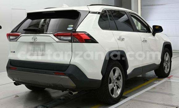 Nunua Imported Toyota RAV4 Nyeupe Gari ndani ya Dar es Salaam nchini Dar es Salaam Nunua Imported Toyota RAV4 Nyeupe Gari ndani ya Dar es Salaam nchini Dar es Salaam