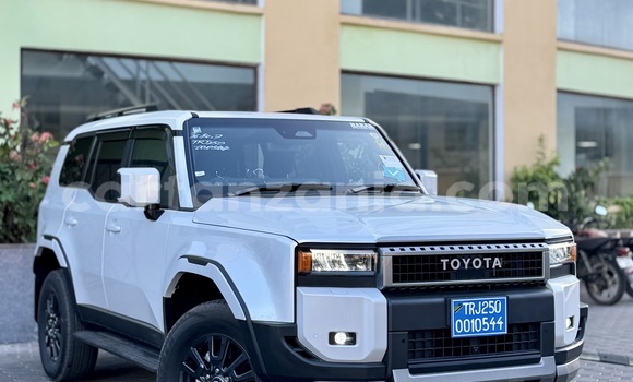 Nunua Imported Toyota Prado Nyeupe Gari ndani ya Dar es Salaam nchini Dar es Salaam