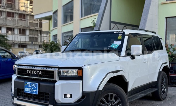 Nunua Imported Toyota Prado Nyeupe Gari ndani ya Dar es Salaam nchini Dar es Salaam Nunua Imported Toyota Prado Nyeupe Gari ndani ya Dar es Salaam nchini Dar es Salaam