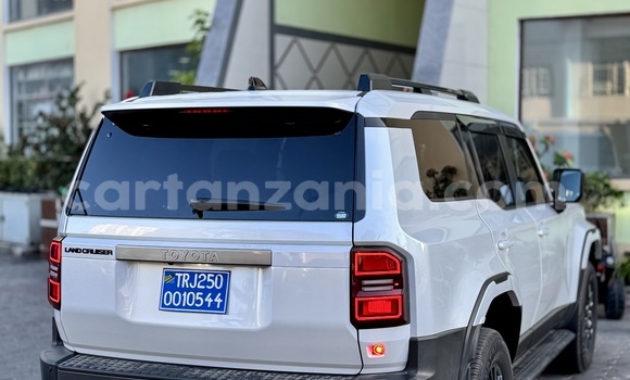 Nunua Imported Toyota Prado Nyeupe Gari ndani ya Dar es Salaam nchini Dar es Salaam Nunua Imported Toyota Prado Nyeupe Gari ndani ya Dar es Salaam nchini Dar es Salaam