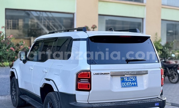 Nunua Imported Toyota Prado Nyeupe Gari ndani ya Dar es Salaam nchini Dar es Salaam Nunua Imported Toyota Prado Nyeupe Gari ndani ya Dar es Salaam nchini Dar es Salaam