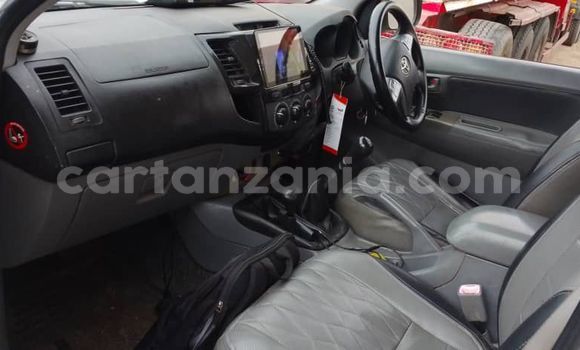 Nunua Ilio tumika Toyota Hilux Nyeupe Gari ndani ya Dar es Salaam nchini Dar es Salaam Nunua Ilio tumika Toyota Hilux Nyeupe Gari ndani ya Dar es Salaam nchini Dar es Salaam
