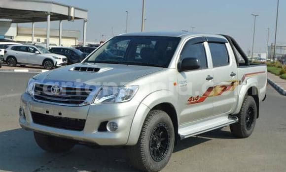Nunua Ilio tumika Toyota Hilux Fedha Gari ndani ya Dodoma nchini Dodoma