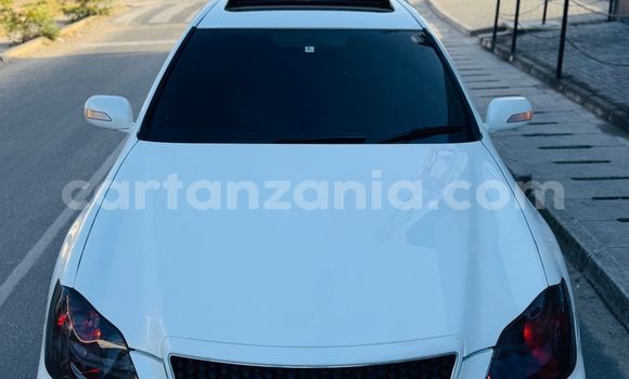 Buy Used Toyota Crown White Car in Dar es Salaam in Dar es Salaam