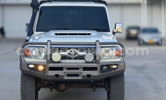 Buy Used Toyota Land Cruiser White Car in Dar es Salaam in Dar es Salaam