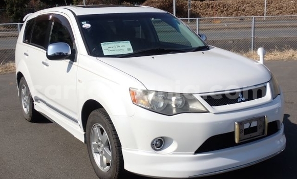 Buy Import Mitsubishi Outlander White Car in Dar es Salaam in Dar es Salaam