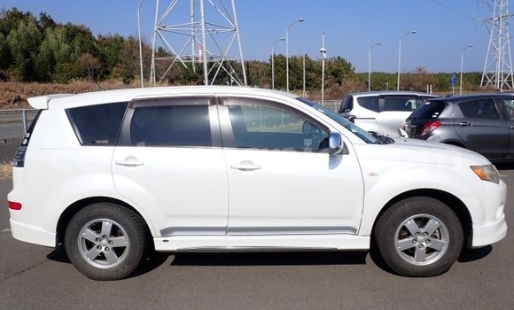Buy Import Mitsubishi Outlander White Car in Dar es Salaam in Dar es Salaam Buy Import Mitsubishi Outlander White Car in Dar es Salaam in Dar es Salaam