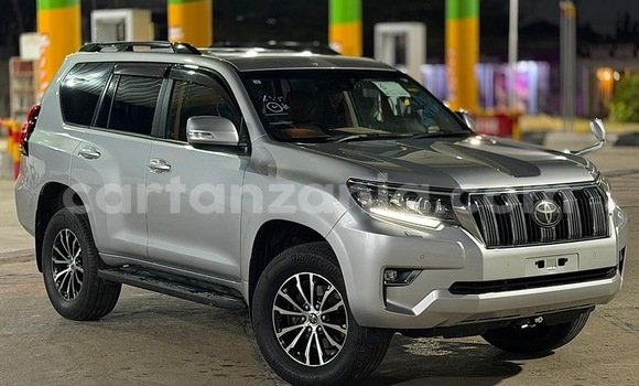 Nunua Imported Toyota Land Cruiser Prado Fedha Gari ndani ya Dar es Salaam nchini Dar es Salaam