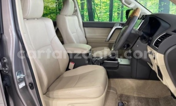 Nunua Ilio tumika Toyota Land Cruiser Prado Nyeusi Gari ndani ya Dar es Salaam nchini Dar es Salaam Nunua Ilio tumika Toyota Land Cruiser Prado Nyeusi Gari ndani ya Dar es Salaam nchini Dar es Salaam