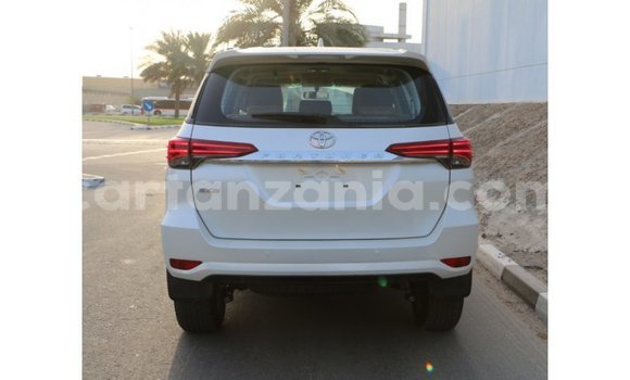 Nunua Imported Toyota Fortuner Nyeusi Gari ndani ya Import - Dubai nchini Arusha Nunua Imported Toyota Fortuner Nyeusi Gari ndani ya Import - Dubai nchini Arusha