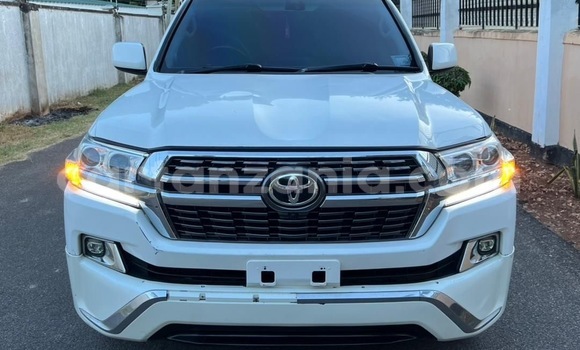 Nunua Imported Toyota Land Cruiser Nyeupe Gari ndani ya Dar es Salaam nchini Dar es Salaam