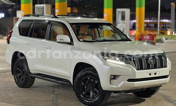 Nunua Imported Toyota Land Cruiser Nyeupe Gari ndani ya Dar es Salaam nchini Dar es Salaam