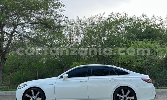 Buy Import Toyota Crown White Car in Dar es Salaam in Dar es Salaam Buy Import Toyota Crown White Car in Dar es Salaam in Dar es Salaam