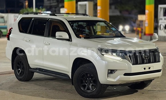 Nunua Imported Toyota Land Cruiser Prado Nyeupe Gari ndani ya Dar es Salaam nchini Dar es Salaam