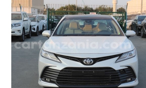 Nunua Ilio tumika Toyota Camry Nyeupe Gari ndani ya Dar es Salaam nchini Dar es Salaam