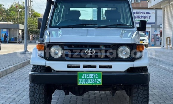Buy Import Toyota Land Cruiser White Car in Dar es Salaam in Dar es Salaam