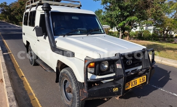 Nunua Ilio tumika Toyota Land Cruiser Nyeupe Gari ndani ya Dar es Salaam nchini Dar es Salaam