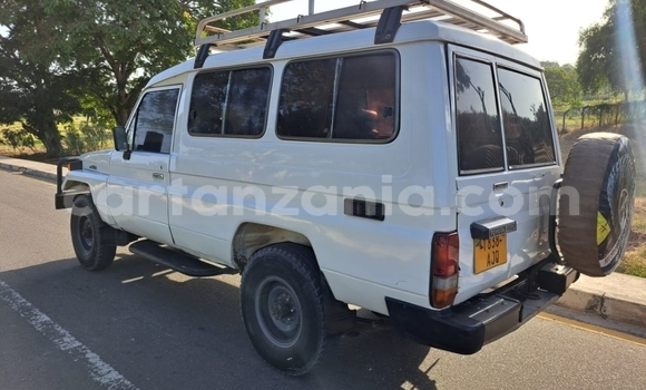 Nunua Ilio tumika Toyota Land Cruiser Nyeupe Gari ndani ya Dar es Salaam nchini Dar es Salaam Nunua Ilio tumika Toyota Land Cruiser Nyeupe Gari ndani ya Dar es Salaam nchini Dar es Salaam